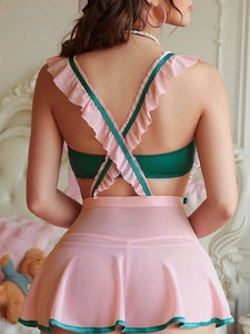 Détail de l'ensemble lingerie en résille rose avec bordure verte et dos croisé