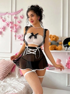 Détail d'un ensemble lingerie soubrette sexy avec haut à volants, minijupe et bas résille