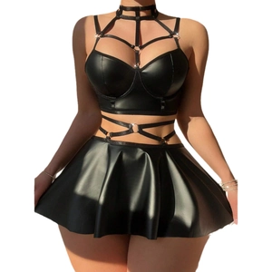 Ensemble lingerie 3 pièces en similicuir noir avec haut harnais et mini-jupe plissée