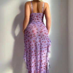 Robe longue en tulle lavande à imprimé floral rouge avec ourlet volanté vue de l'arrière
