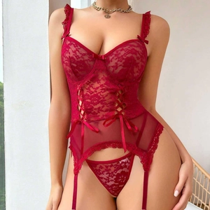 Ensemble lingerie rouge sexy avec body en dentelle florale et détails en mesh
