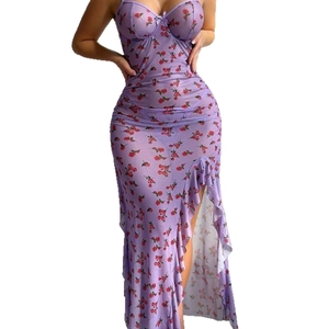 Robe caraco élégante en mesh floral violet avec fente latérale et roses