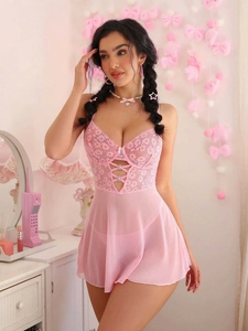 Detailansicht von rosa Spitzen-Teddy mit Kreuzgurten und funkelnden Strass-Akzenten