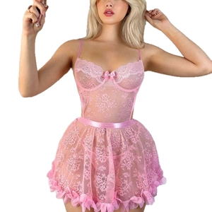 Body en dentelle rose avec broderie florale, nœud en soie et jupe à volants