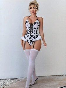 Détail de l'ensemble lingerie motif vache avec bordure en fourrure et bas autofixants
