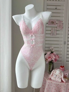 Detail eines rosa floralen Spitzen-Bodysuits mit Schleifenakzenten und Taillenausschnitt