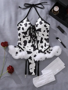 Détail d'ensemble de lingerie imprimé vache avec fourrure et bas blancs assortis