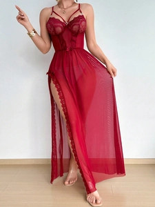 Dettaglio di camicia da notte in pizzo rosso con fiocchi di raso e gonna a rete