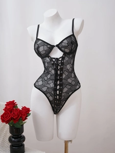 Détail d'un body sexy en résille noire avec motif alvéolé et laçage frontal style corset