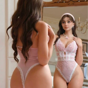 Rosa Spitzen-Body mit weißem Besatz, tiefem V-Ausschnitt und rückenfreiem Design