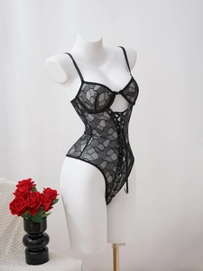 Détail d'un body sexy en dentelle noire avec mesh transparent et laçage sur le devant