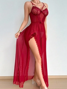 Sottoveste in pizzo bordeaux e mesh con spacco laterale e raffinati dettagli floreali
