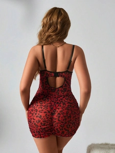 Vista posteriore di lingerie sexy leopardata rossa con dettagli increspati e schiena nuda