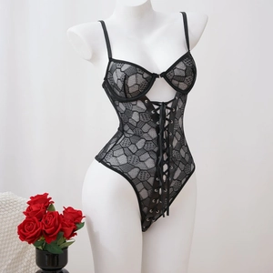 Body sexy en dentelle noire avec empiècements en résille et détail corset lacé