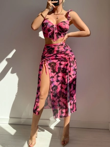 Détail de l'ensemble en maille imprimé papillon rose avec corset et jupe fendue à cordon