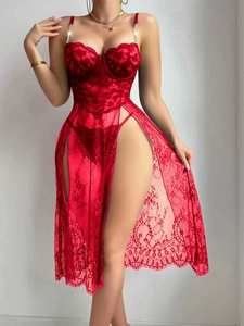 Dettaglio della lingerie in pizzo rosso con spacchi laterali alti e motivi floreali