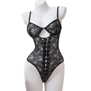 Body sexy en dentelle noire avec armatures et détail de laçage ajustable sur le devant
