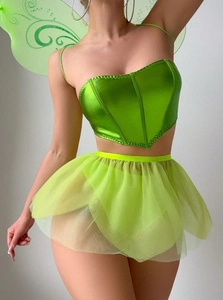 Detail von Tinkerbell Korsett mit grünem Tüllrock und glitzernden Feenflügeln