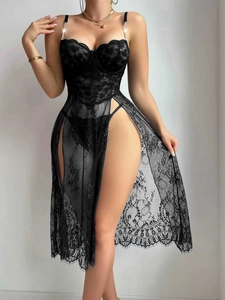 Dettaglio body in pizzo nero con bordo a ciglia e gonna in rete trasparente elegante