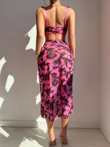Vue arrière d'un ensemble deux pièces sexy en mesh transparent à motif papillon
