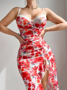 Dettaglio di sottoveste floreale con scollo in pizzo e fiocco centrale decorativo