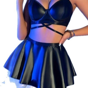 Ensemble lingerie sexy en similicuir noir avec haut corset à lacets et mini-jupe
