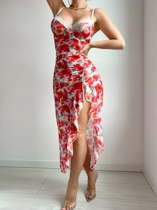 Dettaglio dell'abito lingerie floreale con scollo a V in pizzo e spalline sottili