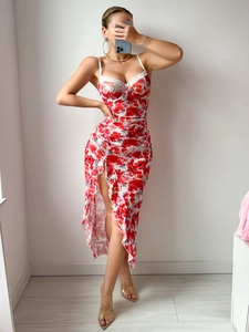 Dettaglio di abito lingerie floreale con pizzo bianco e design a vita arricciata