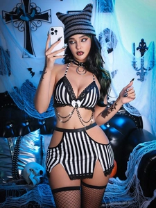 Gros plan sur une lingerie cosplay rayée avec bordure en dentelle et noeud de style gothique
