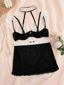 Dettaglio del set di lingerie cosplay da cameriera bianco e nero con finiture in pizzo