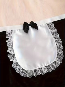 Dettaglio del grembiule da cameriera in raso bianco con pizzo e un fiocco nero decorativo