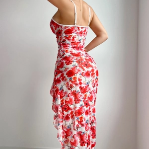 Mini abito sexy a fiori con stampa rossa, vestibilità slim e dettagli a balze sul retro