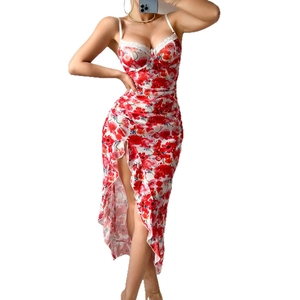 Sexy abito lingerie a fiori rossi con pizzo e spacco laterale su sfondo bianco