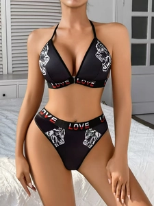Détail du bikini noir avec imprimés animaliers et bandes élastiques LOVE
