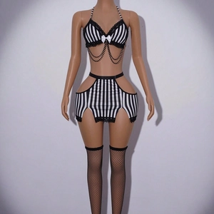 Ensemble lingerie sexy à rayures noires et blanches avec dentelle et bas résille