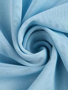 Dettaglio del tessuto a rete azzurro che mostra la trama fine e il materiale velato
