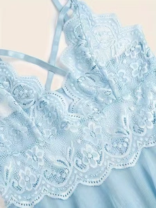 Dettaglio ravvicinato di pizzo floreale celeste con bordi smerlati su lingerie sexy