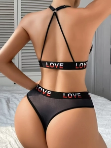 Détail d'un ensemble de lingerie bikini noir sexy avec élastiques imprimés LOVE au dos