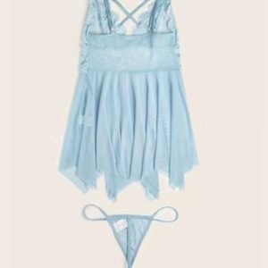 Completo intimo in pizzo celeste con spalline incrociate e camicia da notte babydoll