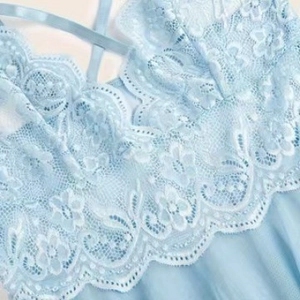 Set di lingerie in pizzo floreale azzurro con mesh trasparente e dettagli di spalline
