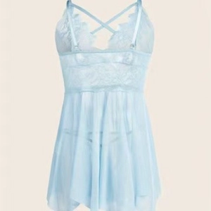 Set lingerie in pizzo azzurro con spalline incrociate e gonna in rete trasparente