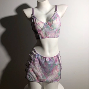 Ensemble de lingerie en dentelle florale avec bordure satinée et jupe à lanières