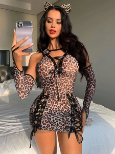 Détails de l'ensemble de lingerie léopard avec robe à lacets, gants et serre-tête oreilles