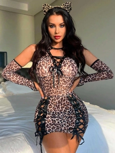 Vue détaillée d'un ensemble de lingerie léopard avec oreilles de chat et jupe à lacets