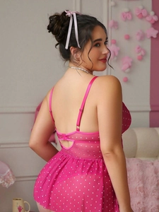 Detail eines rosa gepunkteten Mesh-Babydolls mit verstellbaren Trägern und Rückenausschnitt