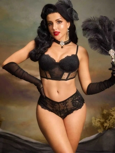 Détail d'un ensemble de lingerie en dentelle noire vintage avec soutien-gorge corset