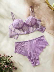 Ensemble de lingerie en dentelle lavande avec broderie florale sur fond en soie blanche