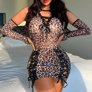 Ensemble lingerie léopard sexy avec laçage découpé et manches assorties sur modèle
