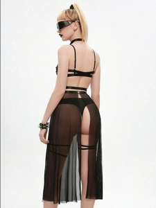 Vue arrière d'un ensemble de lingerie gothique noire en résille avec harnais