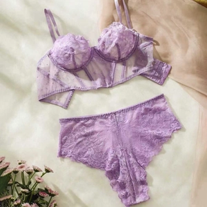 Ensemble lingerie en dentelle violette élégante avec broderies florales et détails mesh